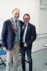 Ilkka Häkli luovutti kuvernöörin käädyt Matti Hakoilalle