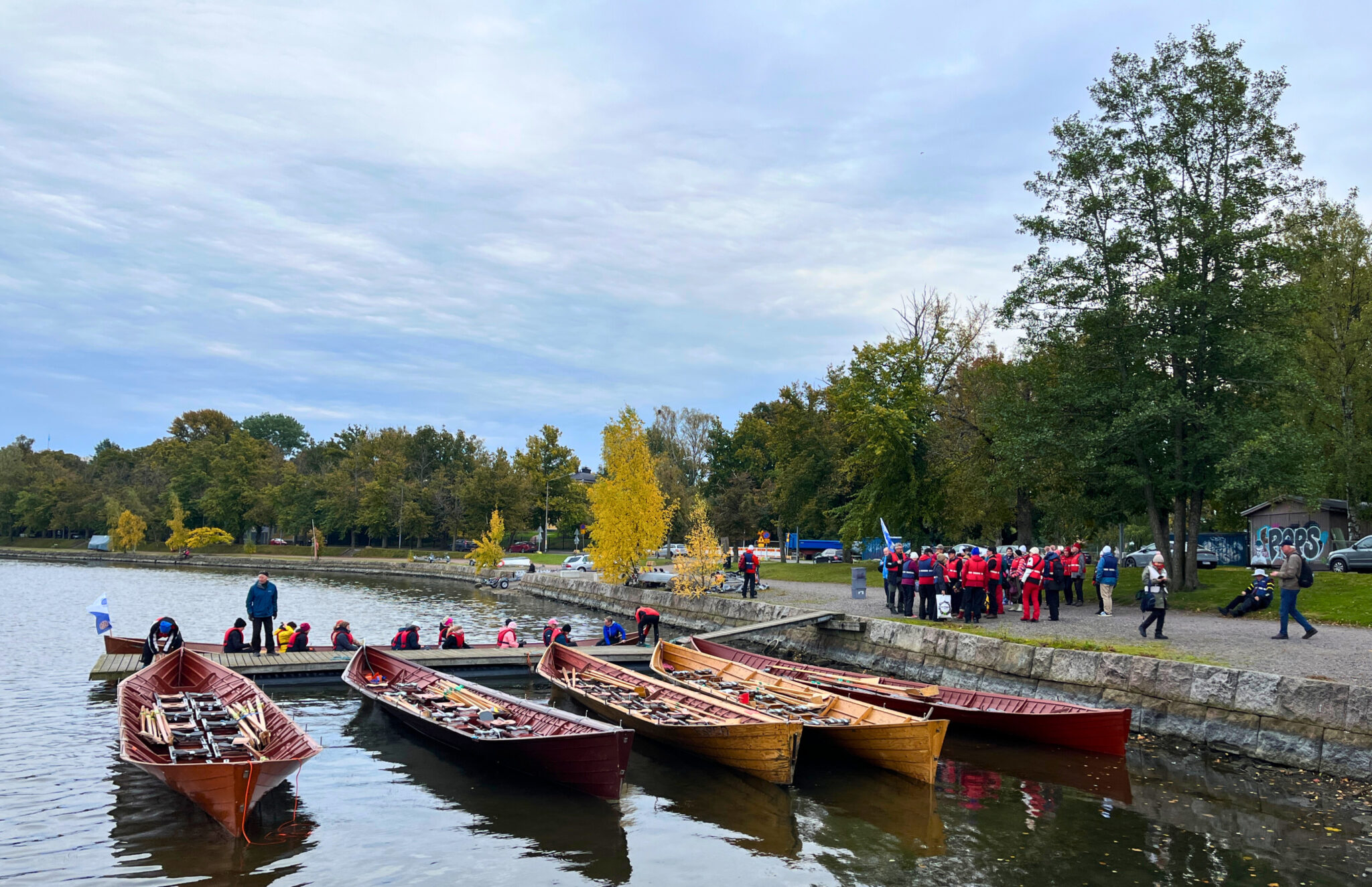 kirkkoveneitä laiturissa