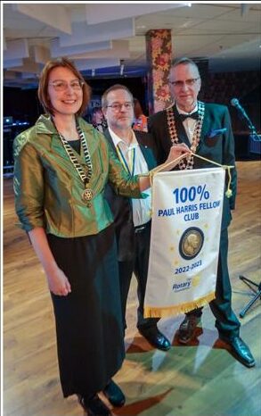 100% PHF-tunnustus piirikuvernööriltä Presidentti Vanhala-Selinille ja past-Presidentti Ilkka Niemelle, Hollola-Salpakangas RC /kuvaaja Niko Niemi
