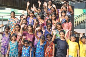 Toivon kodin tytöt tervehtivät