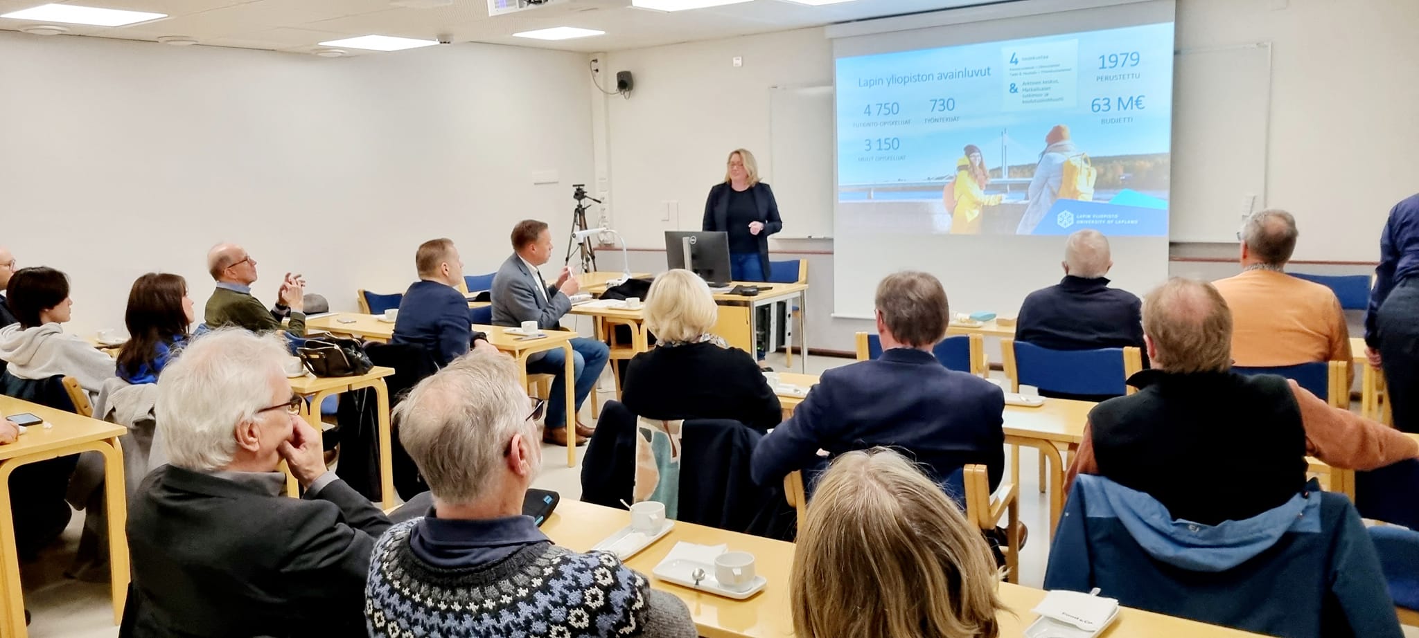 Lapin yliopiston koulutusvararehtori Satu Uusiautti esiintymässä Rovaniemen Rotaryklubin ja Rovaniemi Santa Claus Rotaryklubin yhteisellä yhteisövierailulla.