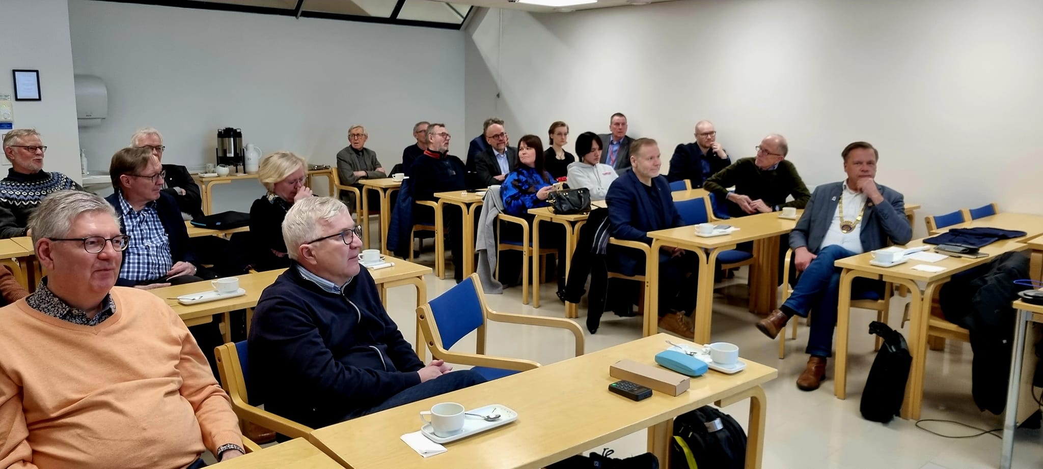Rovaniemen Rotaryklubin ja Rovaniemi Santa Claus Rotaryklubin yhteisellä yhteisövierailulla Lapin yliopistolla.