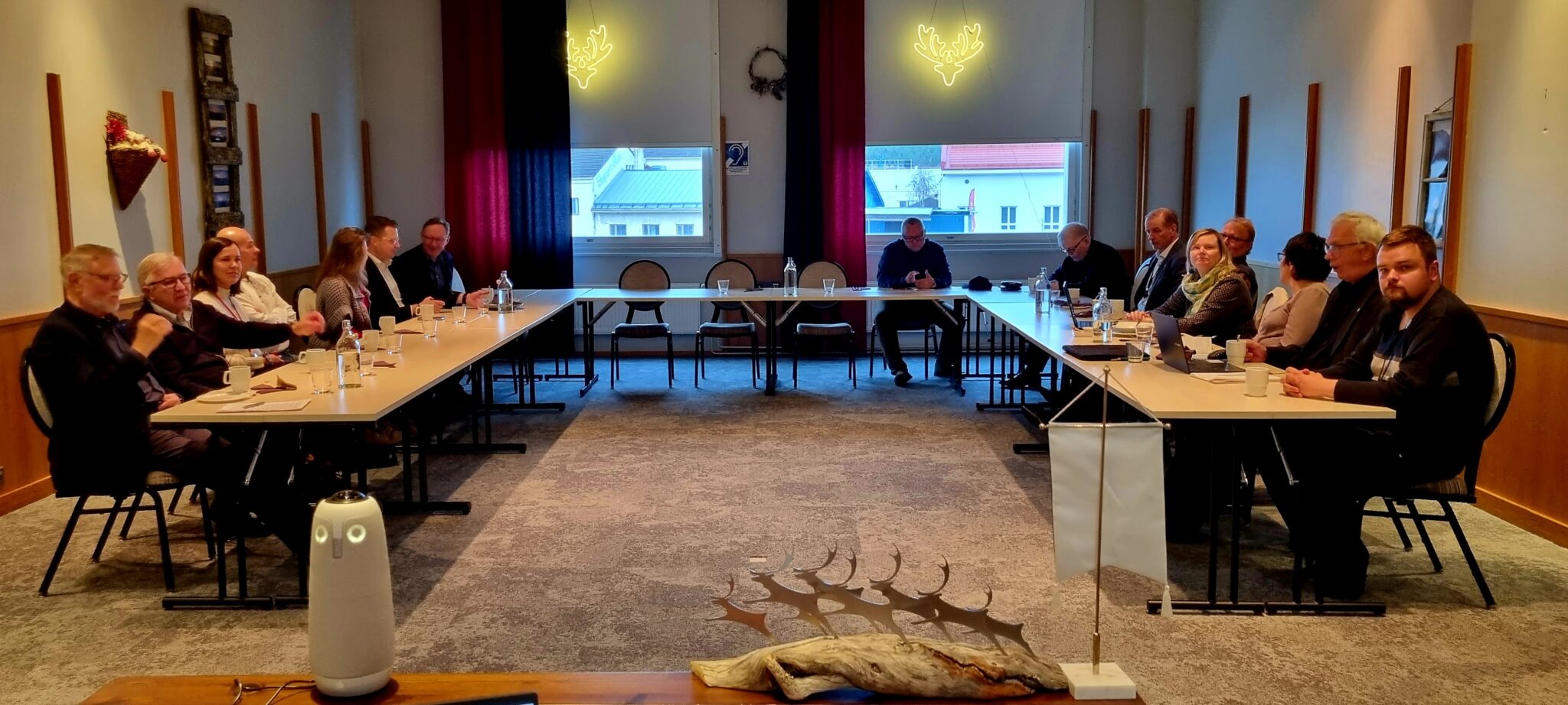 Rovaniemen Rotaryklubin ja Rovaniemi Santa Claus Rotaryklubin jäseniä Kuru-kabinetissa. Hybridikokoukseen pystyi osallistumaan myös verkon kautta ja "pöllömme" piti huolen videokuvasta ja äänestä.