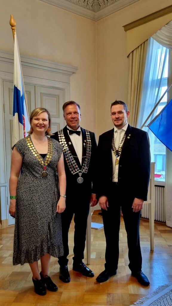 President of Rovaniemi Santa Claus Rotary Club Jaana Koskela, Governor of Rotary District 1385 Petri Keränen and President of Rovaniemi Rotary Club Manu Pajuluoma in the Oulu County Government House on August 12, 2023.