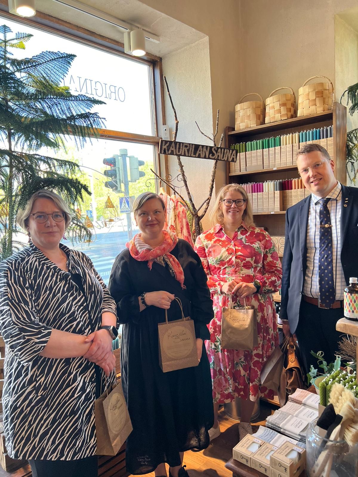 On Friday, we made two company visits: to Innovation Home and Kaurila's sauna. At Innovation Home, we heard the inspiring story of Kovanen's Capital Family Office and the wonderful business story of Eeva Kovanen. At Kaurila Sauna, we made sustainable purchases.