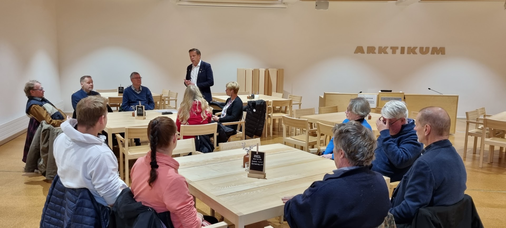 Kuvernööri Petri Keränen puhumassa Rovaniemen rotariklubien lounastilaisuudessa.