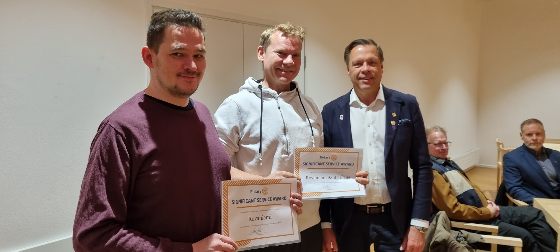 Rovaniemi Rotary Club President Manu Pajuluoma and Rovaniemi Santa Claus Rotary Club Juri Laurila received the "significant service award of outstanding and significant community efforts" given by Governor Petri Keränen.