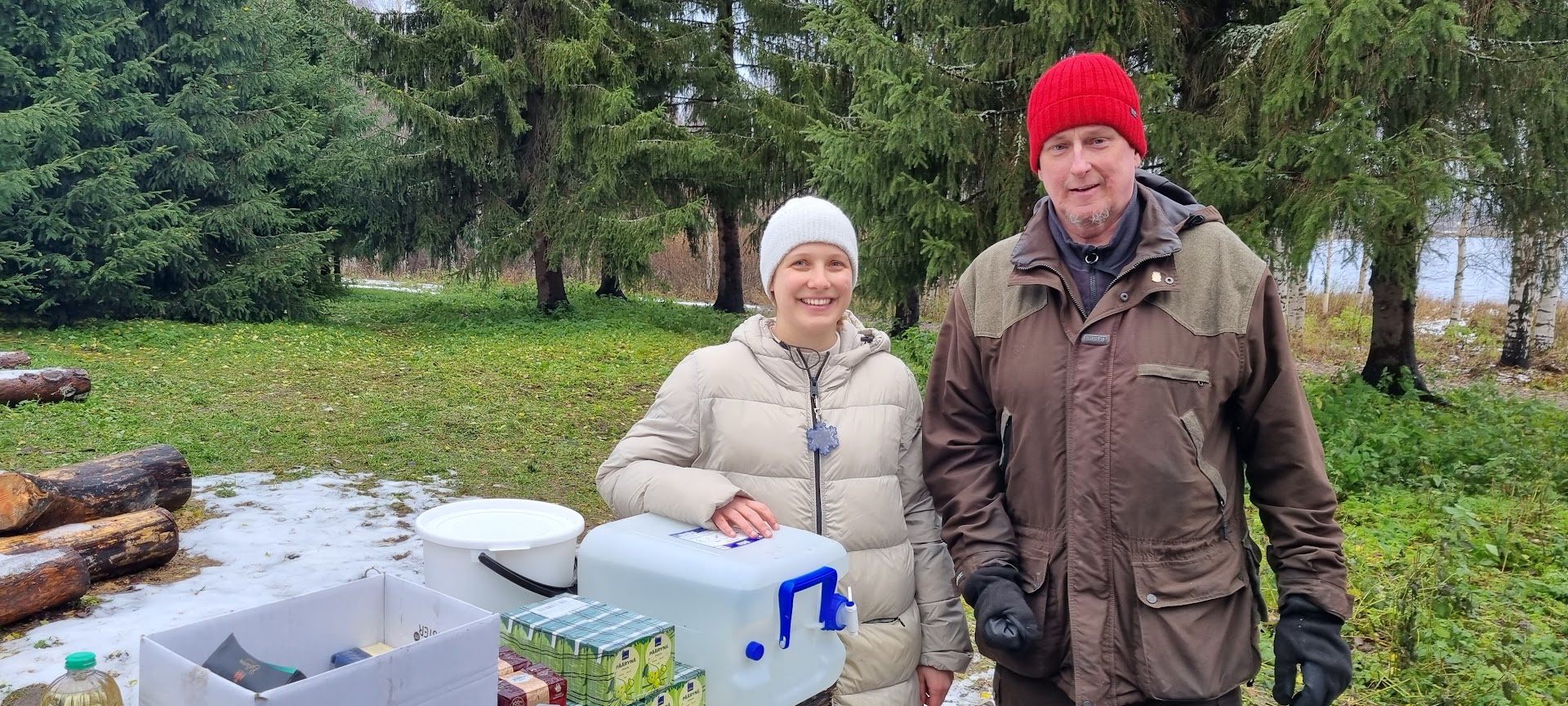 Rovaniemi Rotary Club's brother Kenneth Karlsson and sister Victoria Mlakar preparing the food for the opening.